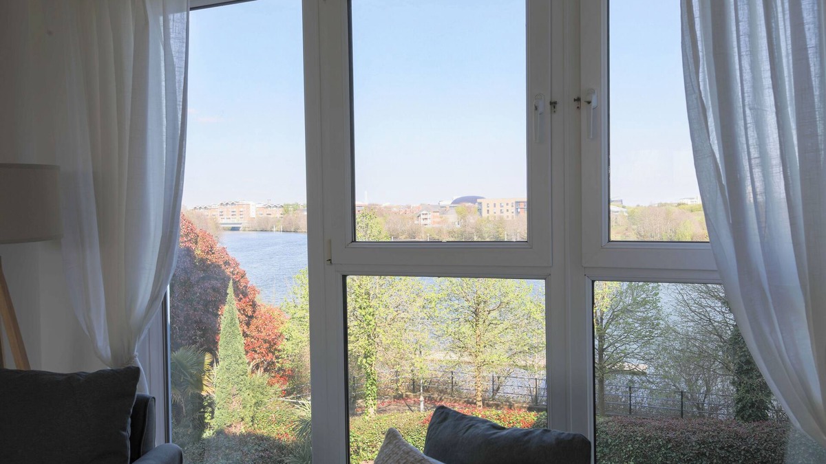 Grangetown Apartment | 2 Bed Apartment Overlooking Water