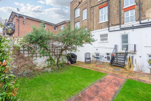 Coppetts Apartment | 2-Bed Apartment Steps from Muswell Hill