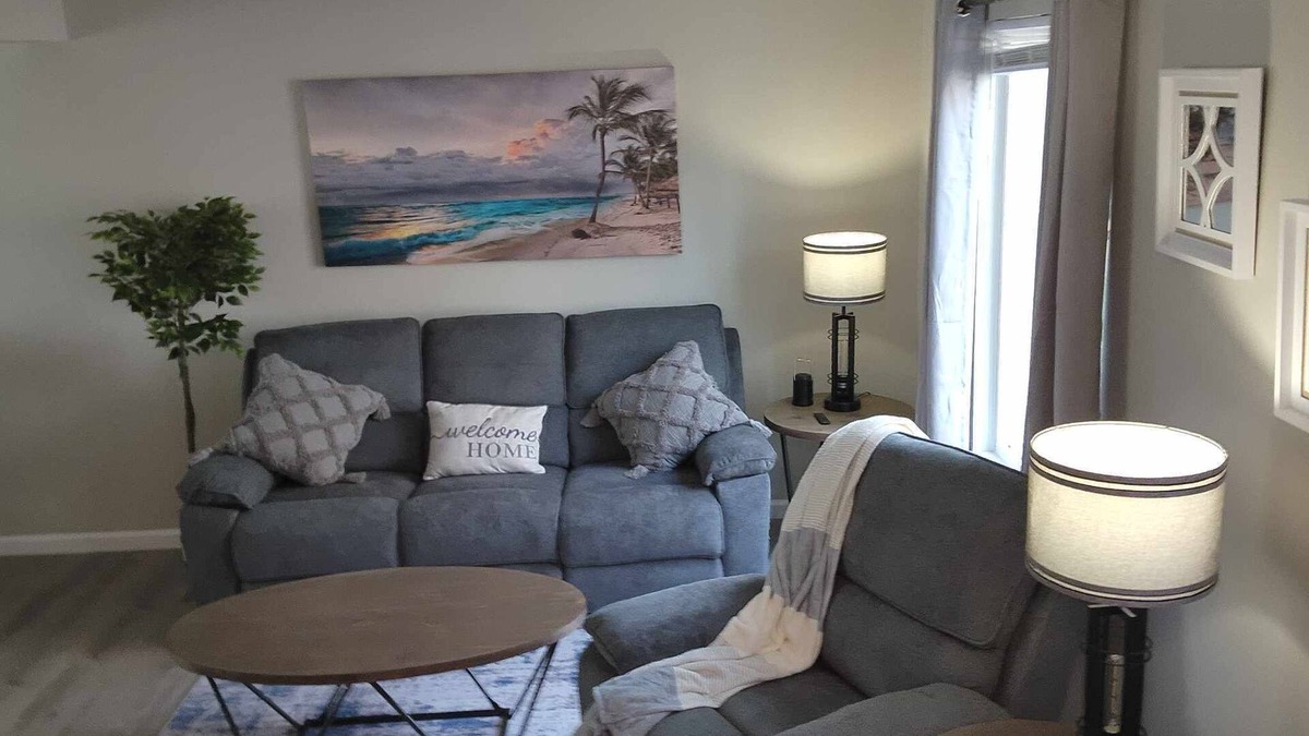 South Lyon Apartment | 2 bed apartment within 30 minutes of multiple hospitals and GM Proving Ground