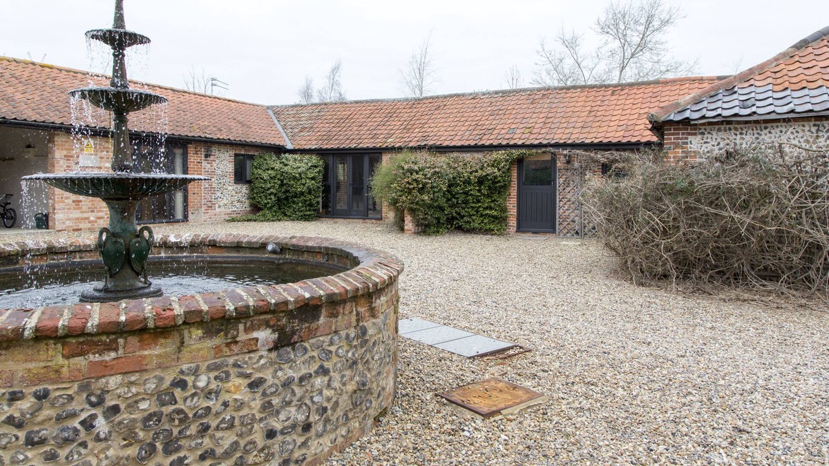 Scole House | 2 Bed Barn Holiday Cottage on the border of Suffolk and Norfolk