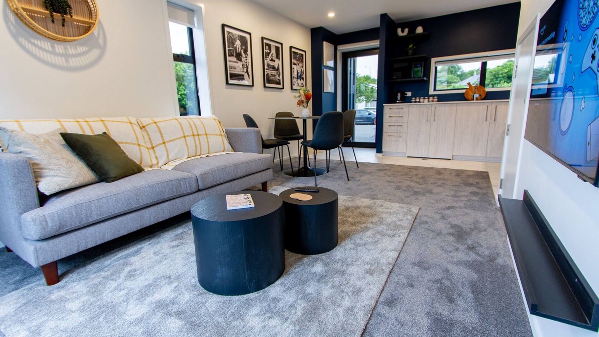 Addington House | 2 Bed Central Addington w/Park