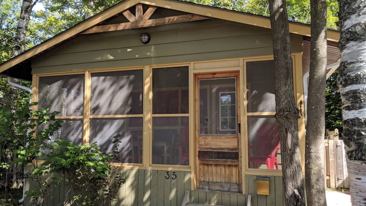 Wasaga Beach Cottage | 2 Bed cottage in Wasaga Beach, steps from beach, minutes to Blue Mountain