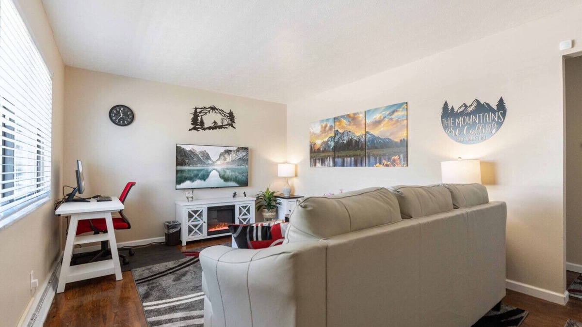 Akron Apartment | 2 Bed Cozy Mountain Themed Oasis