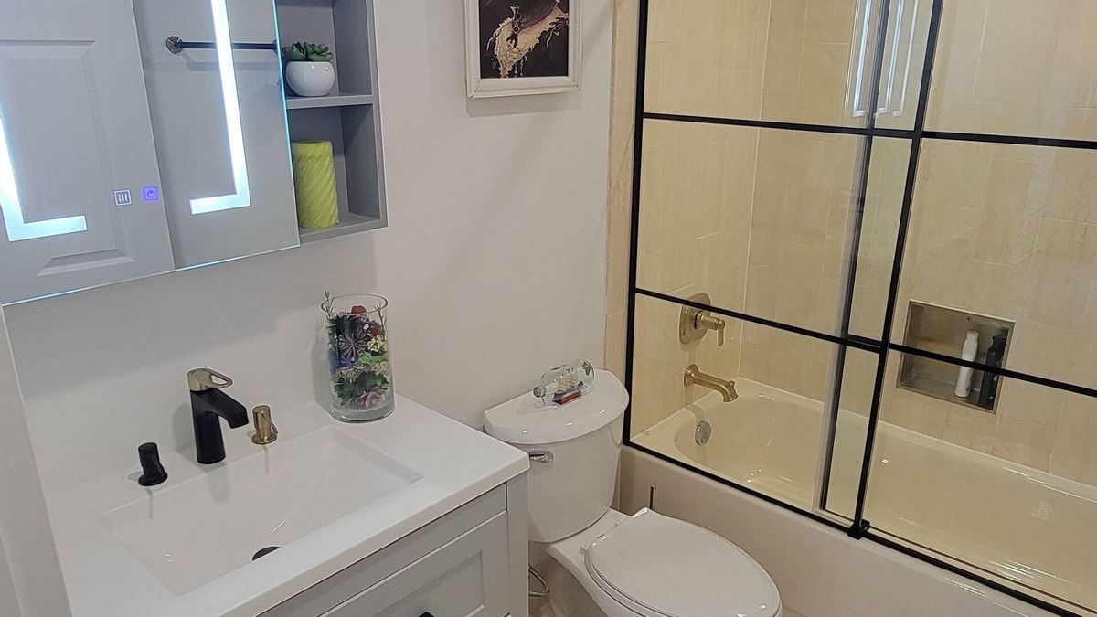 Downtown Mississauga Apartment | 2 BED + DEN , 2 BATH spacious condo near Square one