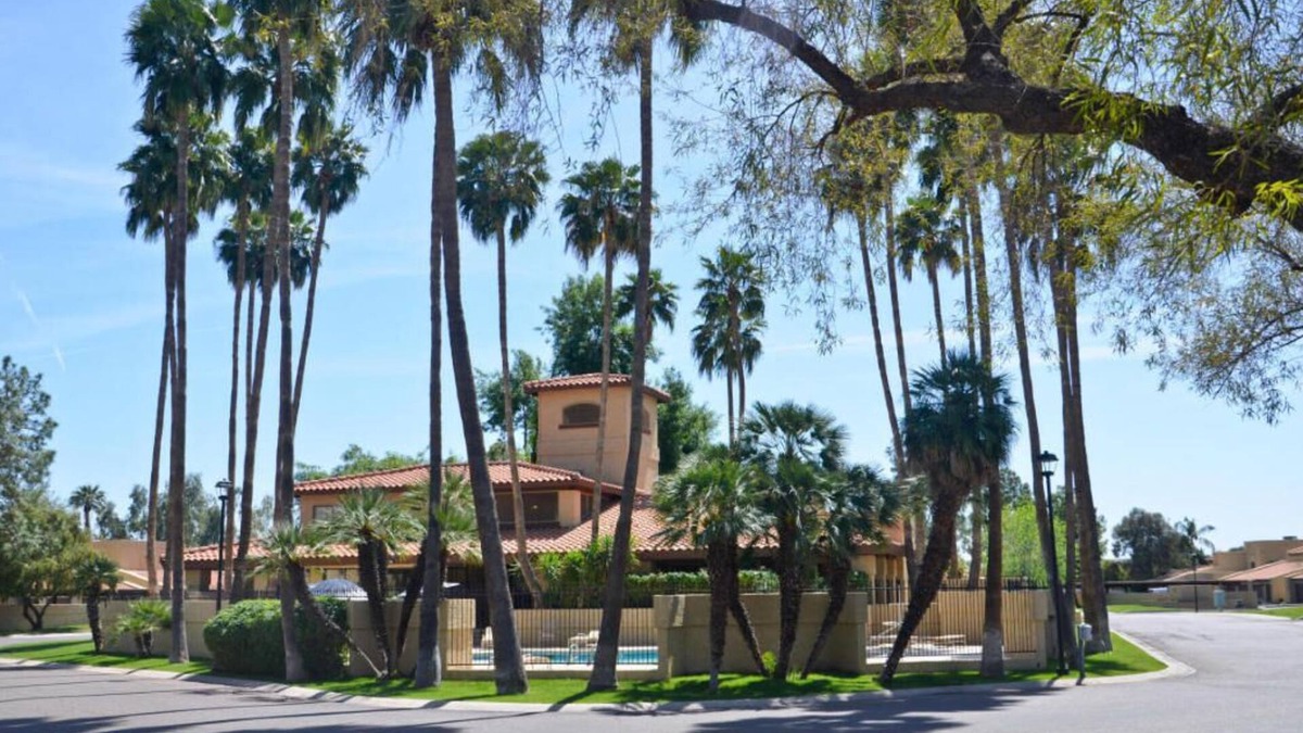 North Mountain Condo | 2 bed + den w/sleeper, I17 & Northern, 1600 sq ft *30 day min. Top floor, quiet