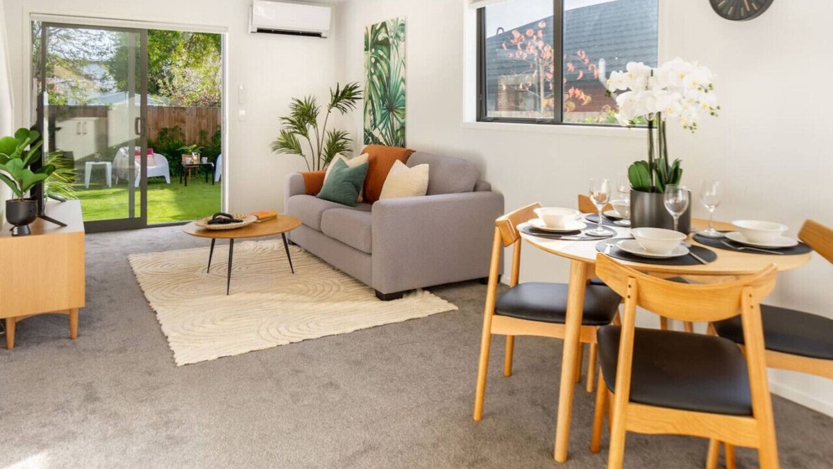 Riccarton House | 2 bed Escape Heart of Riccarton with carpark
