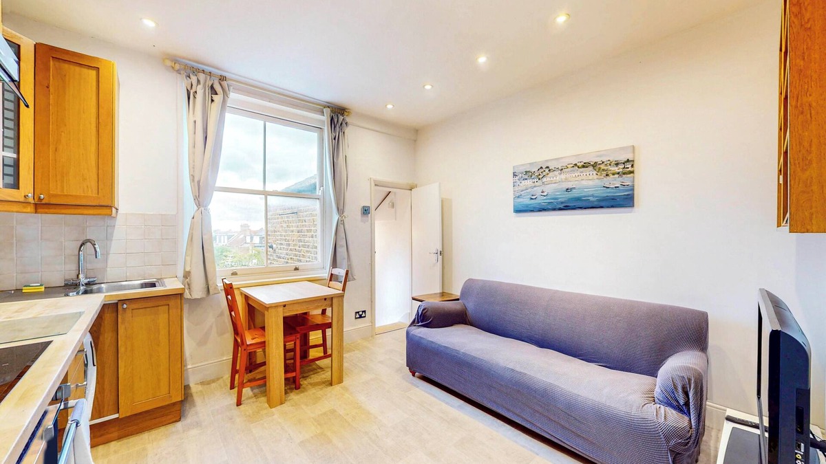 Wimbledon Park Apartment | 2-Bed Flat | Steps to Wimbledon Park & Tube