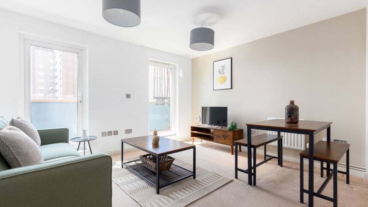 Homerton Apartment | 2 Bed Flat with Balcony in Hackney