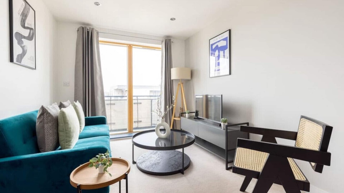 Wimbledon Park Apartment | 2 Bed Flat with Balcony in Wimbledon
