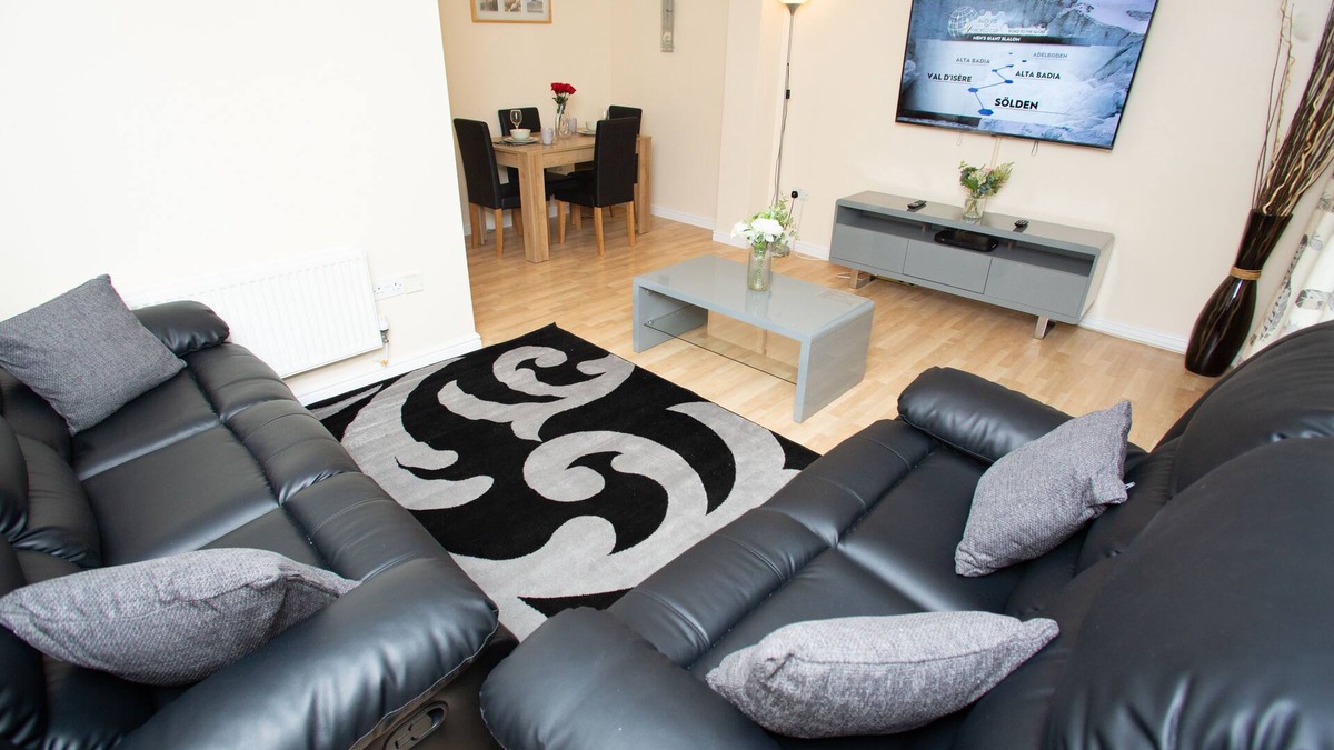 Thamesmead East House | 2 Bed House for Pleasure, office work, free parking, near Elizabeth underground
