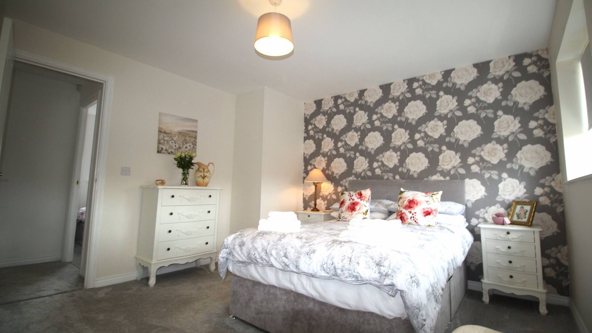 Ashington House | 2 Bed House - Large Garden - Fully Refurbished