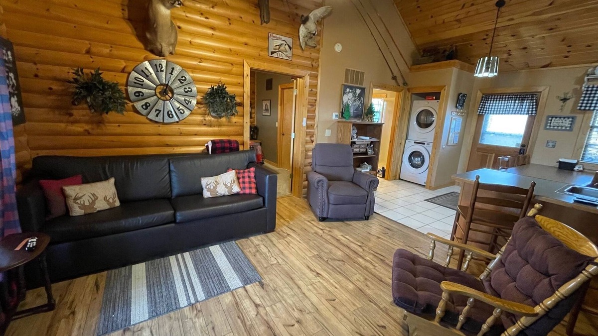 Notch Estates Cabin | 2 bed Log Cabin, w/2 Jacuzzi, 1 mi to SDC, pool, nature trails, private lake