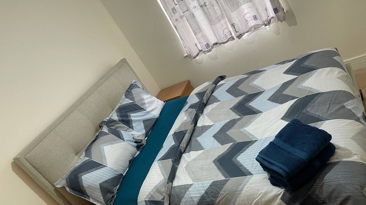 Headstone North Apartment | 2 bed Luxury flat next to station with free parking and close to all amenities