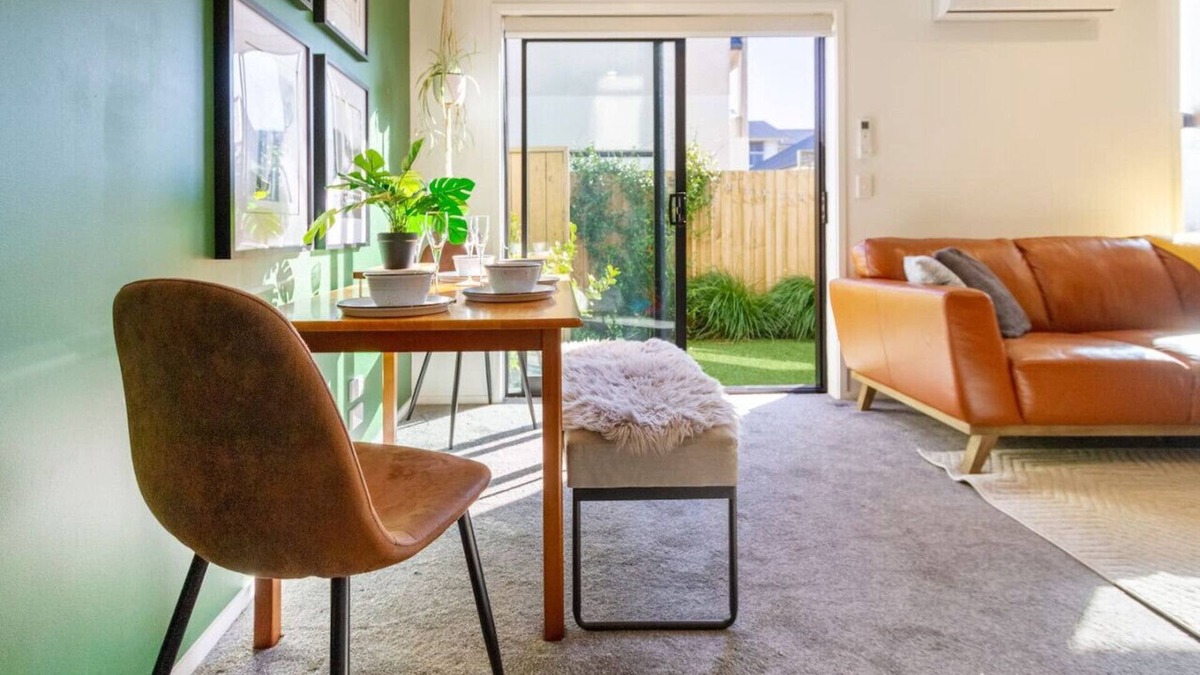 Christchurch City Centre House | 2-Bed Oasis with a King Bed and Green Accents