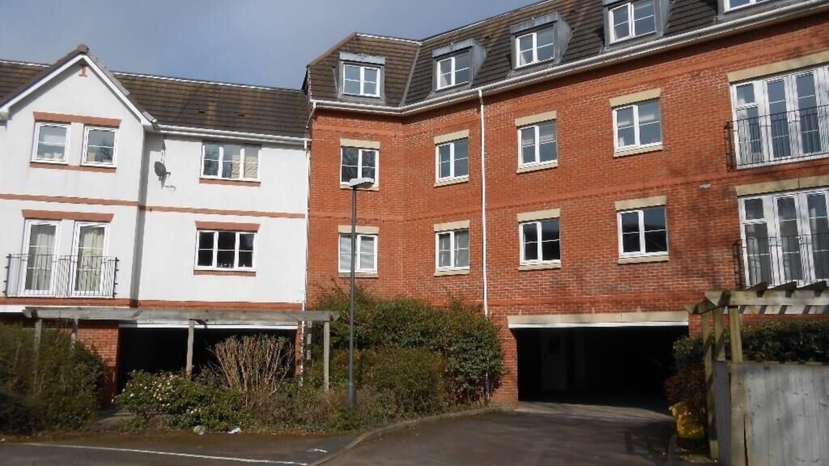 Seisdon Apartment | 2 bed | Sleeps 5 | Free Parking