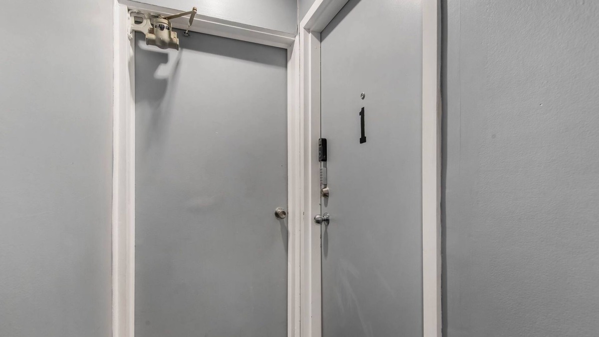 The Beaches Apartment | 2 Bed + Walk to Beach + Work Desk + TTC + Parking