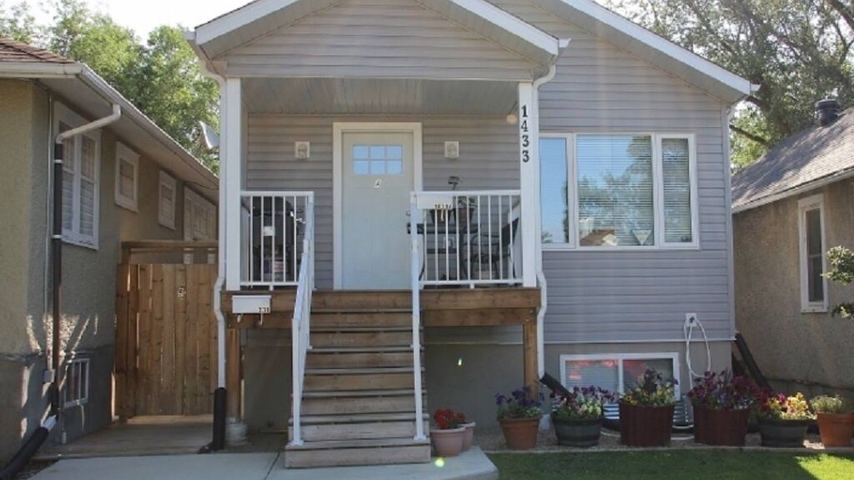 Regina House | 2 Bedroom 1/2 Block From Mosiac and Pasqua Hospital