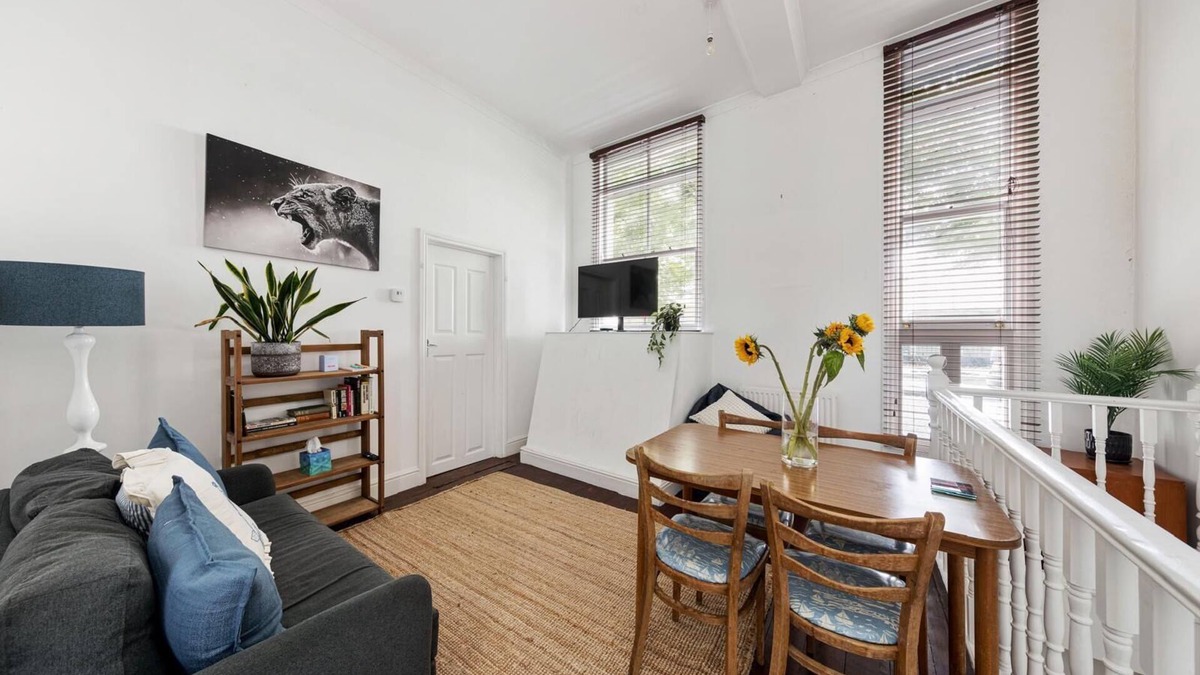Weavers Apartment | 2 bedroom -1.5 bathroom - East London Pub conversion.