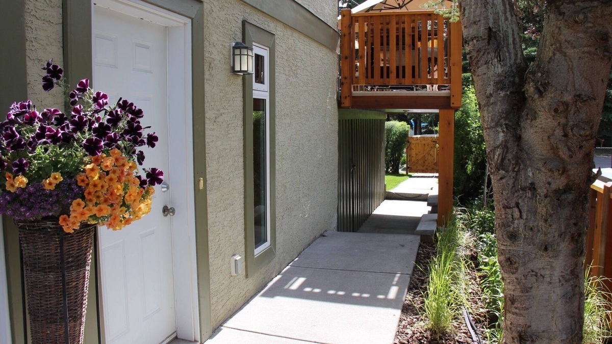 Banff Apartment | 2 Bedroom 1.5 Bathroom Private Suite Banff AB - Wolf Den Bed & Breakfast Suite A