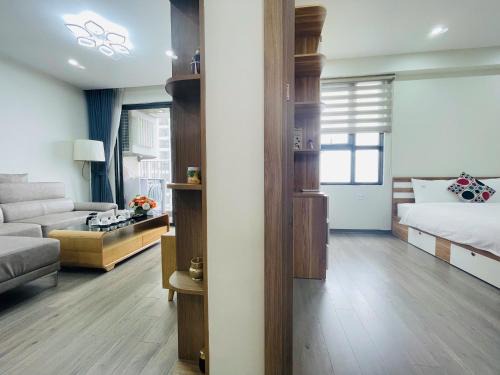 Trung Hoa Nhan Chinh Apartment | 2 Bedroom, 1 Bathroom Apartment - Vinhomes D'Capitale