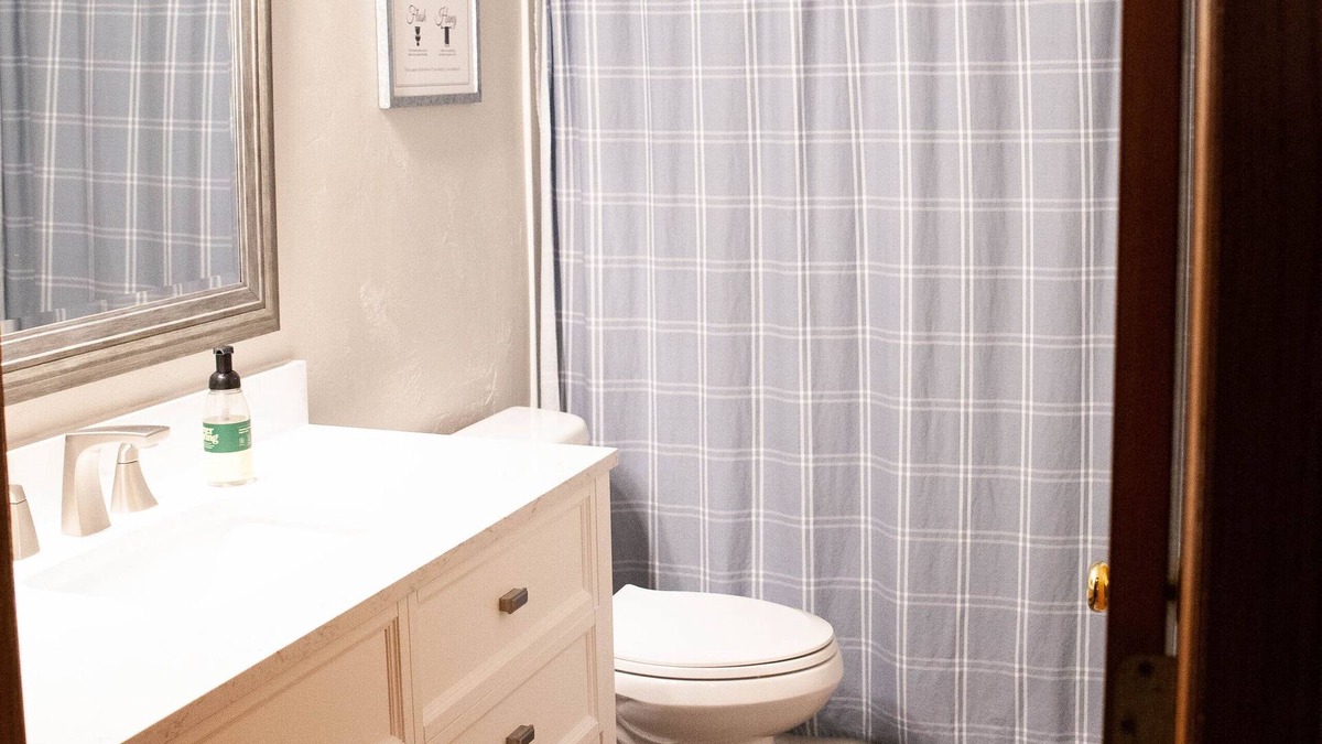 Bellevue House | 2 Bedroom, 1 Bathroom Convenient Green Bay Getaway
