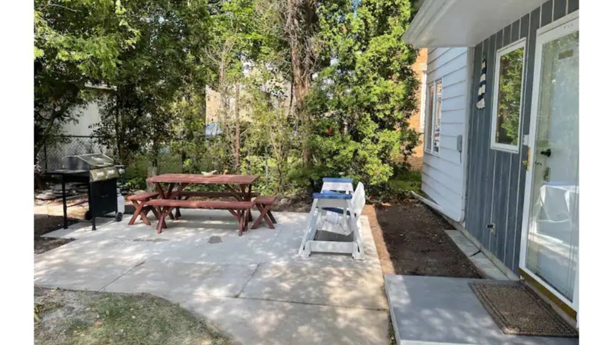 Manitowoc House | 2 Bedroom 1 Bathroom Townhome In Manitowoc