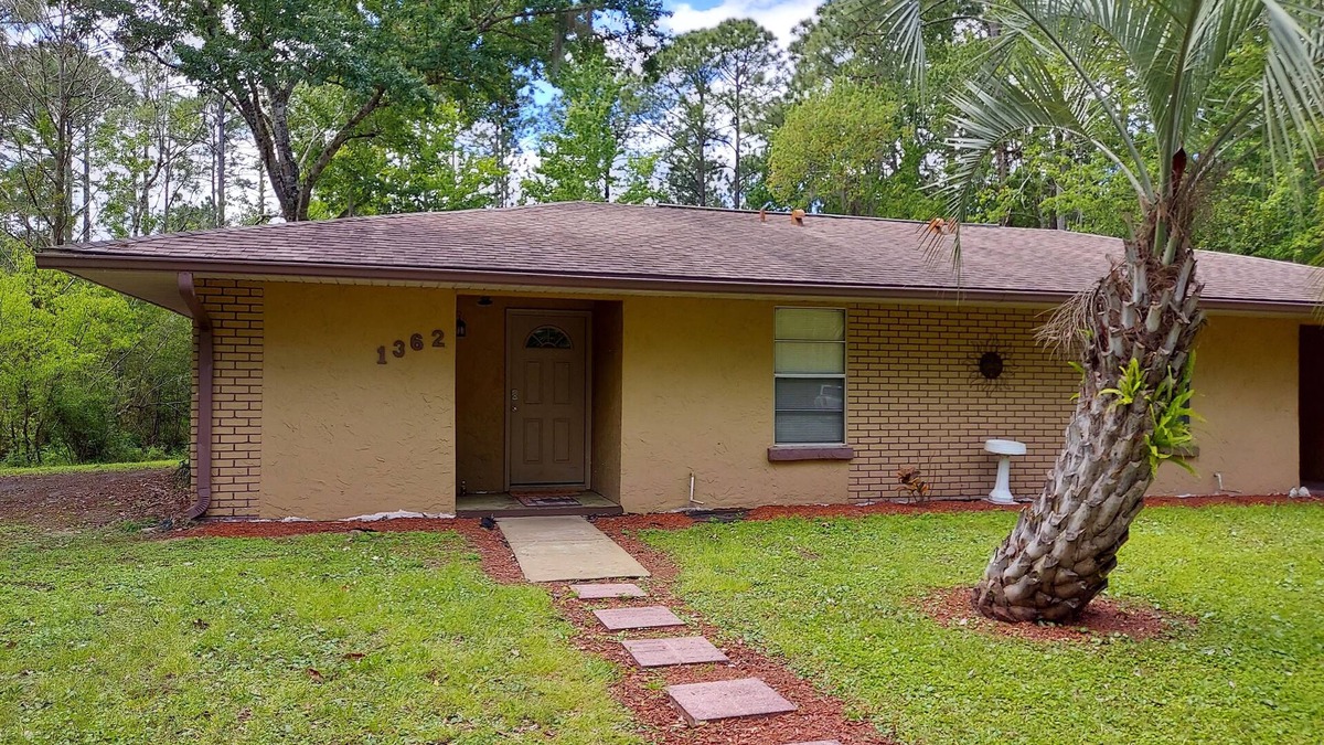 Crystal River Apartment | 2 Bedroom, 1 Full Bath with fenced in yard. Close to Springs, Boat ramp & Beach.