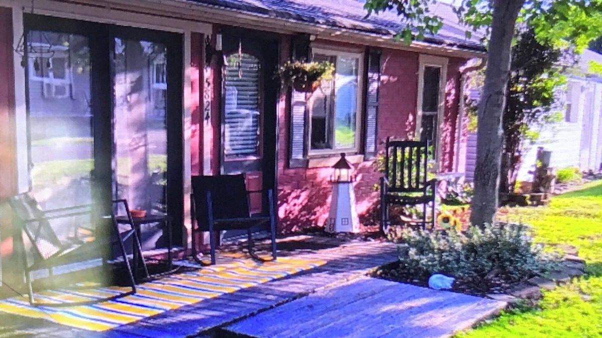 Gypsum Cottage | 2 bedroom, 1 side of a duplex cottage, in Catawba, beach 500 ft away.