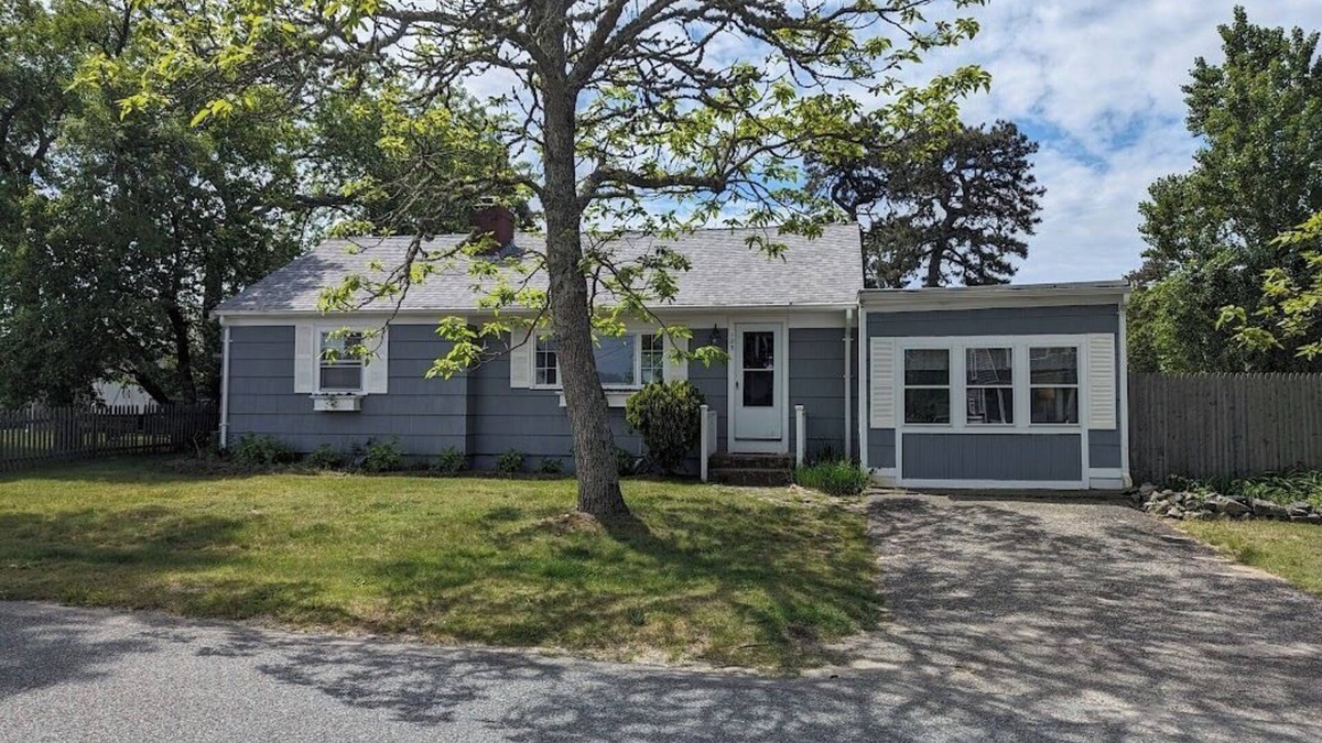 Dennis Port House | 2 Bedroom, 2 Bath, 1100 sqft, sun porch, eat in kitchen, Washer/Dryer, Gas Grill
