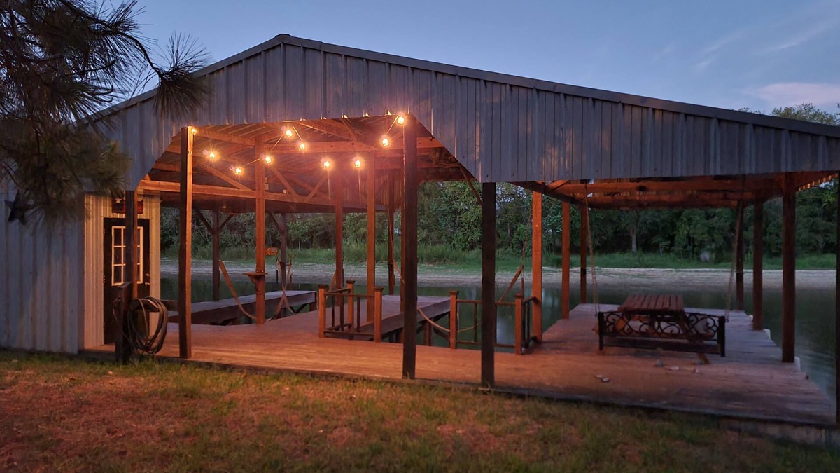 Jewett House | 2 bedroom, 2 bath Cabin on Lake Limestone