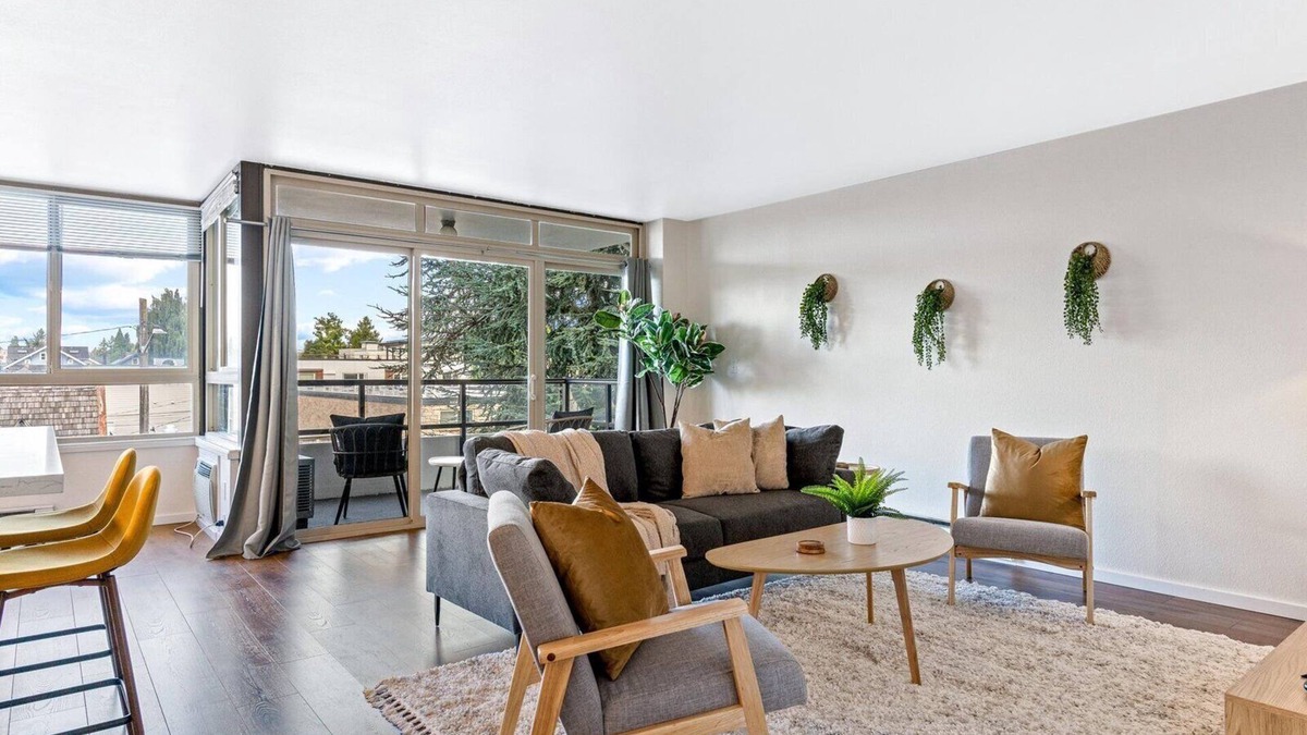 University District Apartment | 2 Bedroom 2 Bath Comfy Apartment minutes from University of Washington