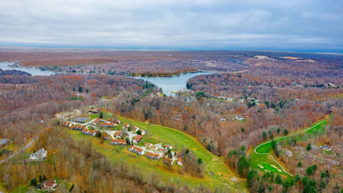 DuBois Condo | 2 Bedroom, 2 Bath Condo in Lakeside Resort Community (1 Queen & 2 Twin Beds)