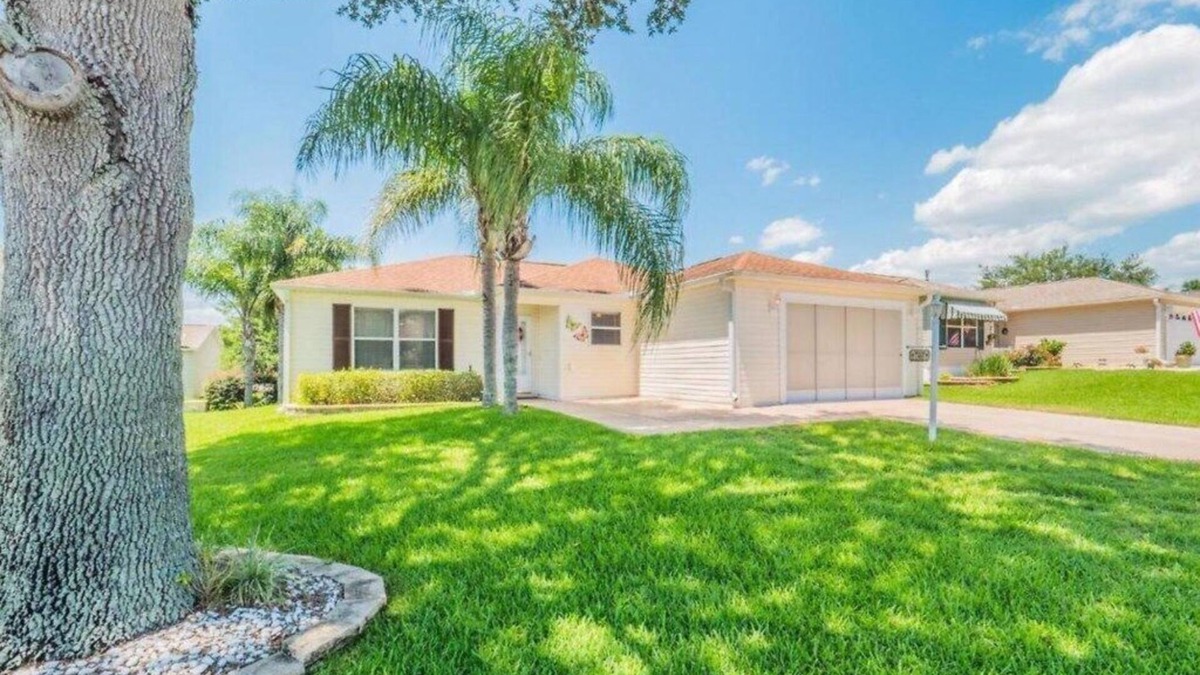 Fruitland Park House | 2 bedroom/2 bath home with 4-person cart minutes from Lake Sumter