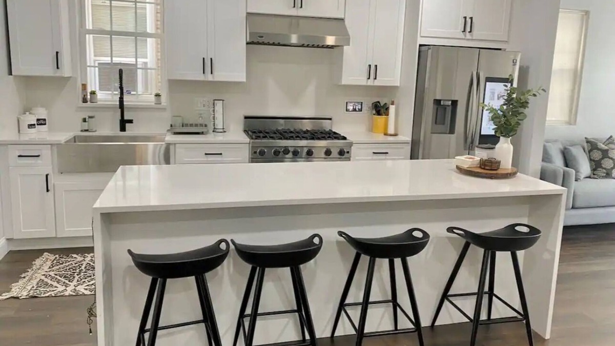 Elizabeth Apartment | 2 bedroom 2 bath - Near EWR NYC - laundry & Parking