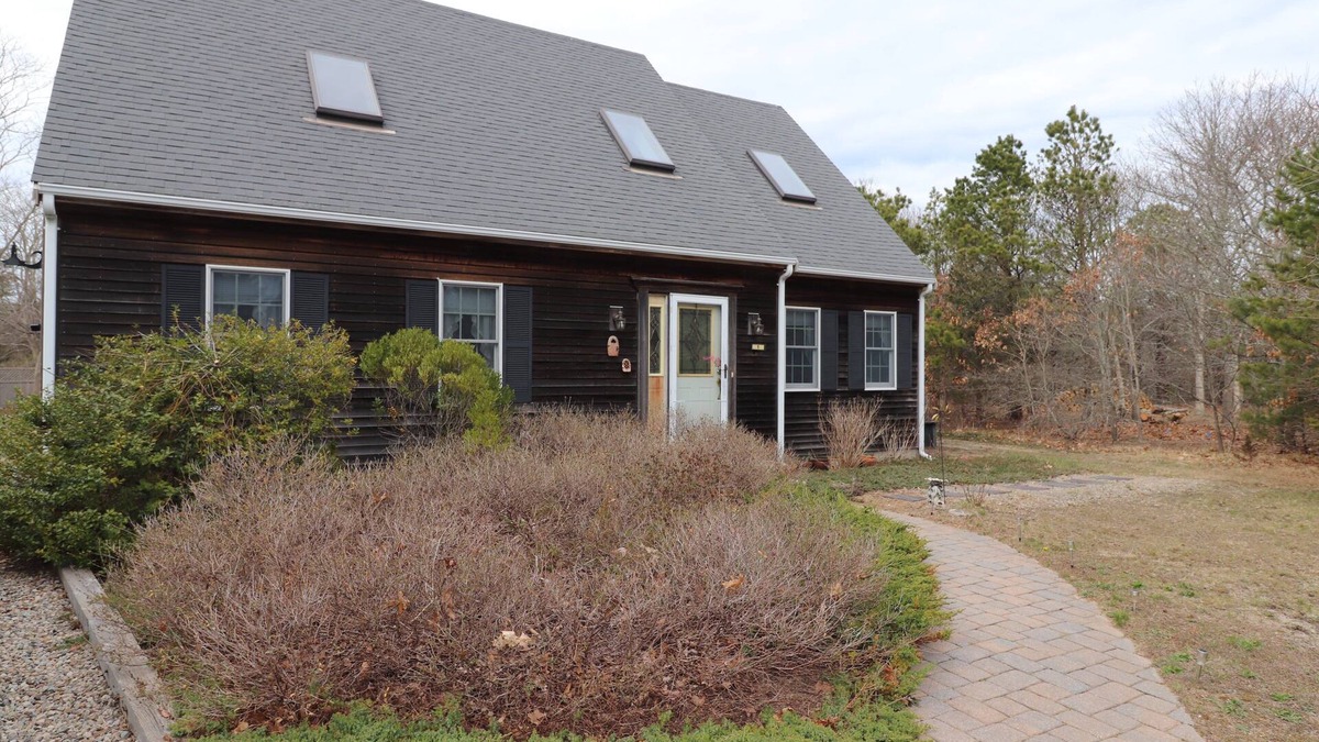 North Eastham House | 2 bedroom 2 bath one mile from beaches