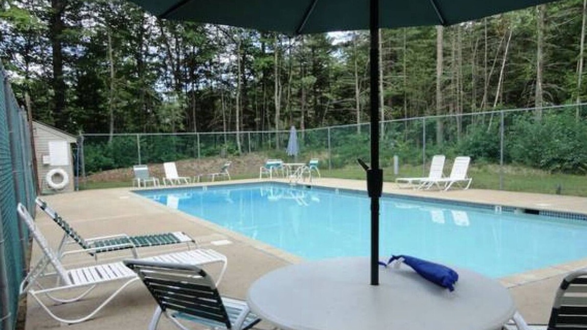 Center Conway Condo | 2 bedroom 2 bath condo on the Saco, onsite pool, near outlets