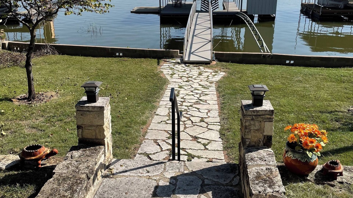 Brownwood House | 2 bedroom 2 bath with lake front view