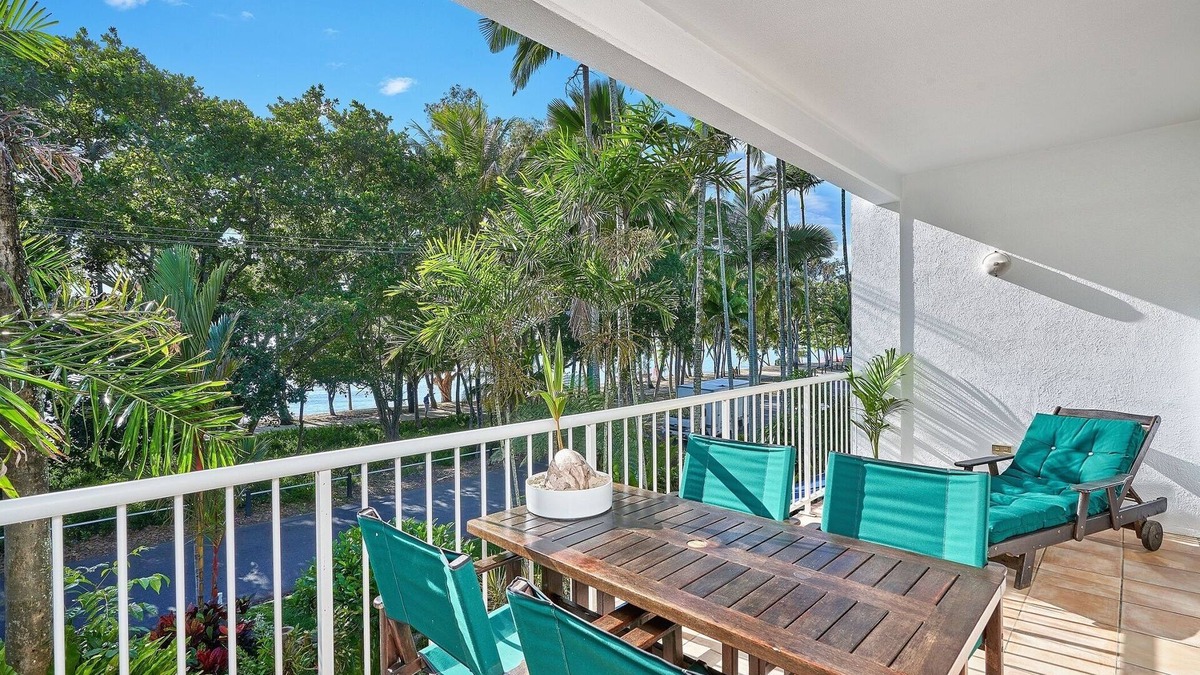 Clifton Beach Apartment | 2 Bedroom 2 Bathroom Beachfront Apartment in Clifton Beach