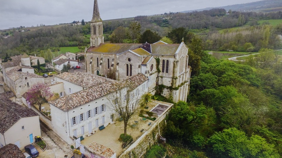 Gensac Apartment | 2 bedroom 2 bathroom apartment in an ancient convent c1400.