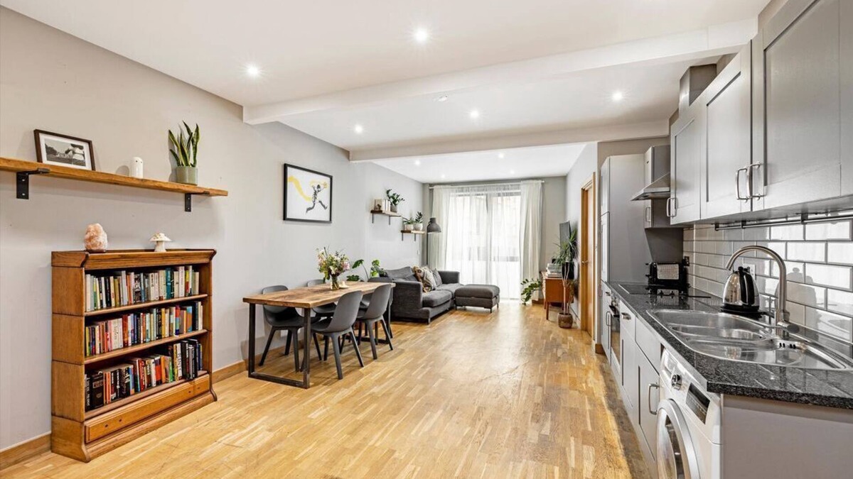 Dalgarno Apartment | 2 Bedroom 2 Bathroom Flat in London