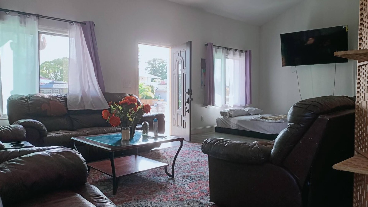 Saratoga Cottage | 2-bedroom 2-bathroom small house next to a park