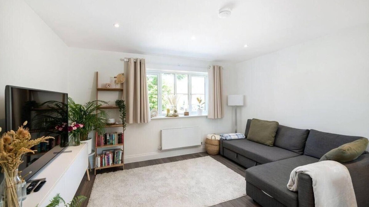 Reigate Apartment | 2 Bedroom, 2 Bathrooms, Parking, Electric Charger Juliet Balcony, Close to Reigate Station & Centre - 2230