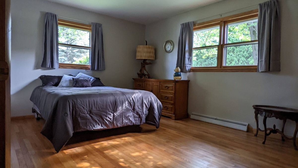 Oshkosh House | 2 Bedroom 4 person Available For NFL Draft, Green Bay WI