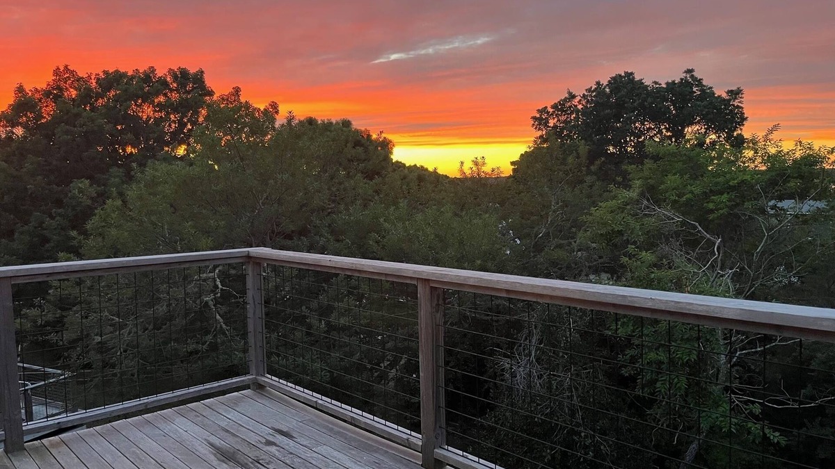 Wellfleet House | 2 Bedroom, 5 min walk to bay beach!
