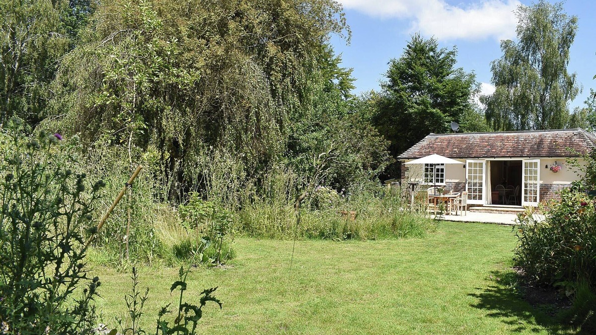 Winterbourne Earls Cottage | 2 bedroom accommodation in Winterbourne Dauntsey, near Salisbury