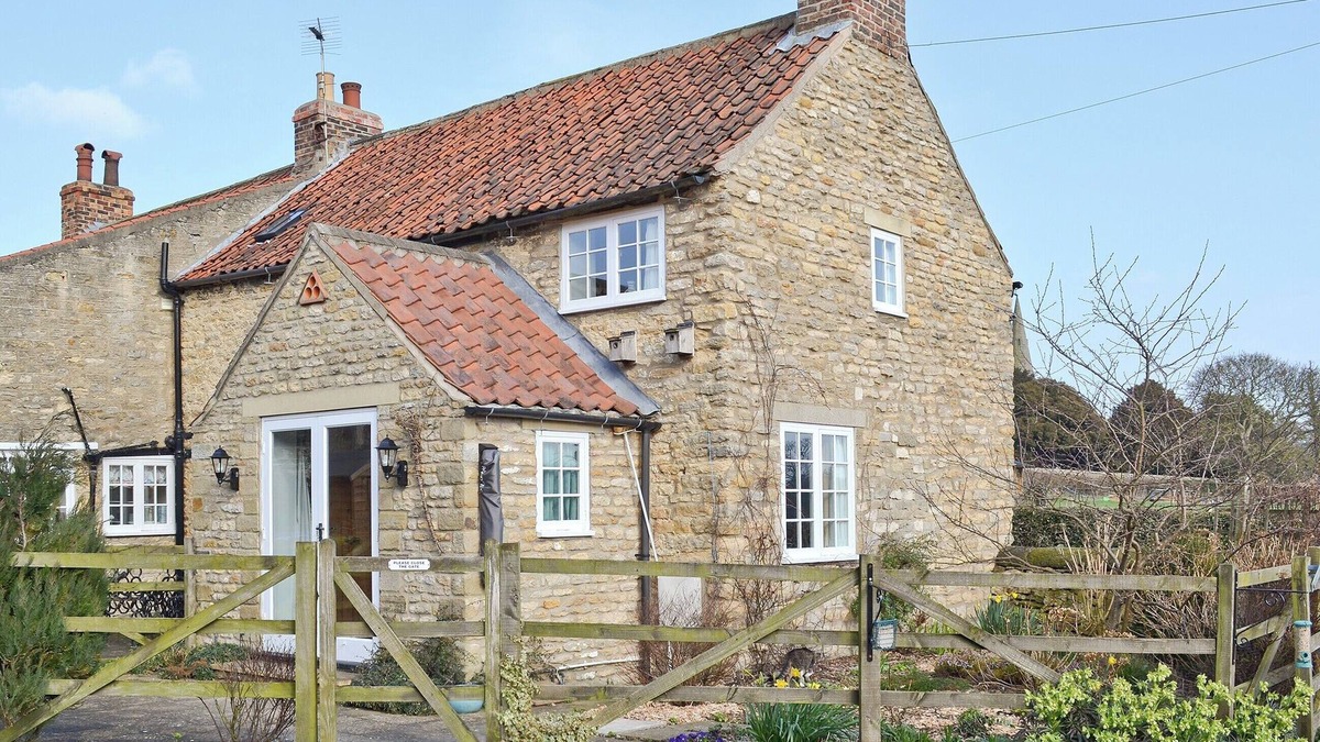 Potter Brompton Cottage | 2 bedroom accommodation in Brompton by Sawdon