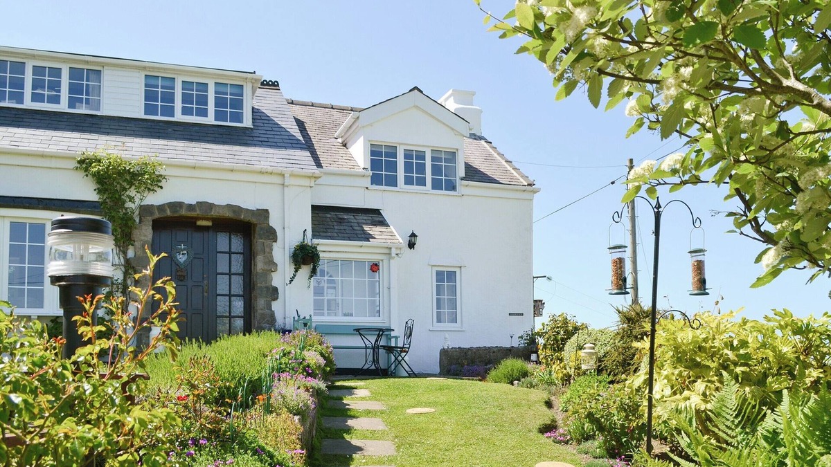 Cylch-Y-Garn Cottage | 2 bedroom accommodation in Llanfairynghornwy