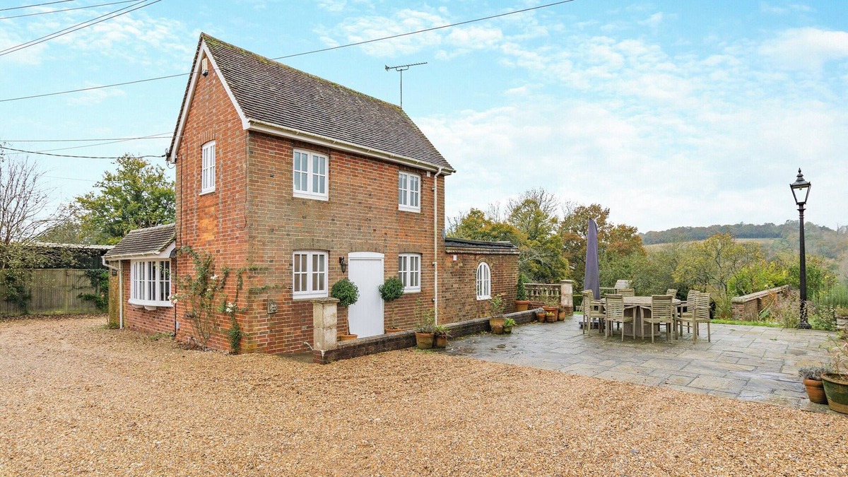 Sharpthorne Cottage | 2 bedroom accommodation in East Grinstead