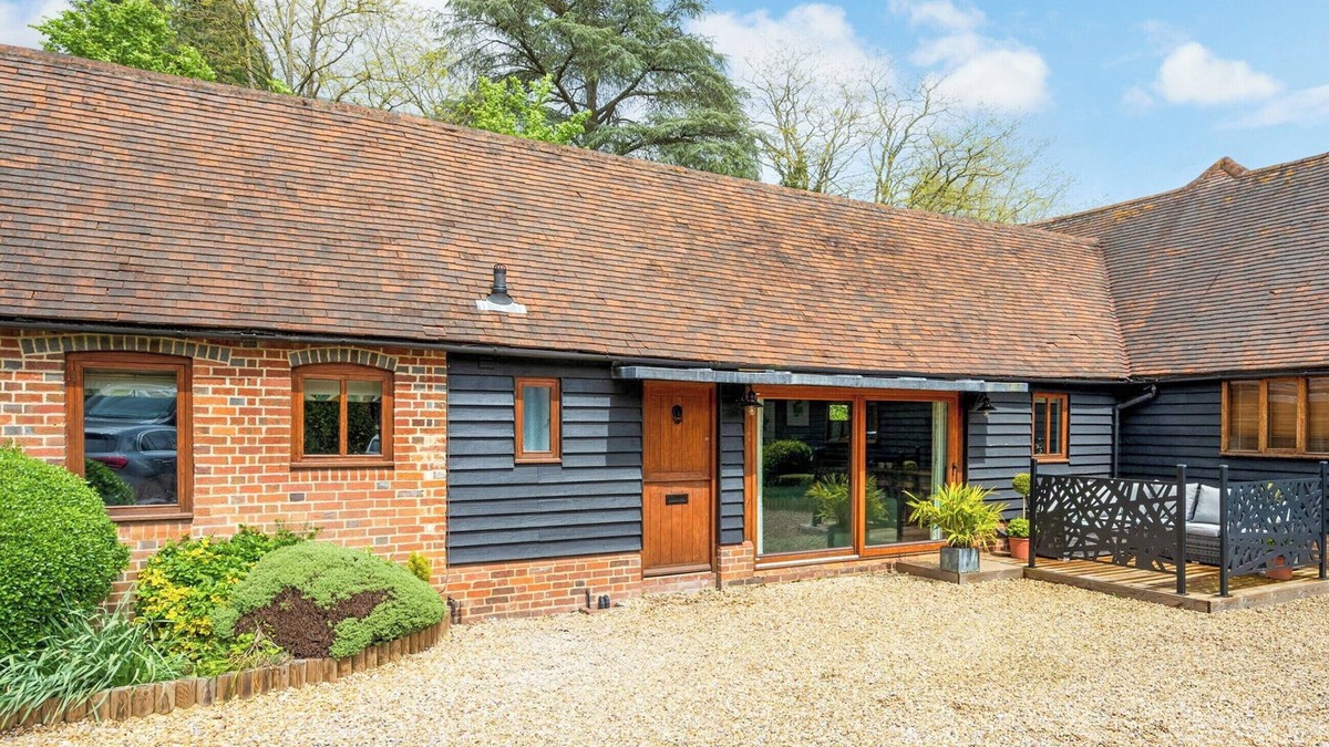 Fair Oak Green Cottage | 2 bedroom accommodation in Bramley, near Tadley