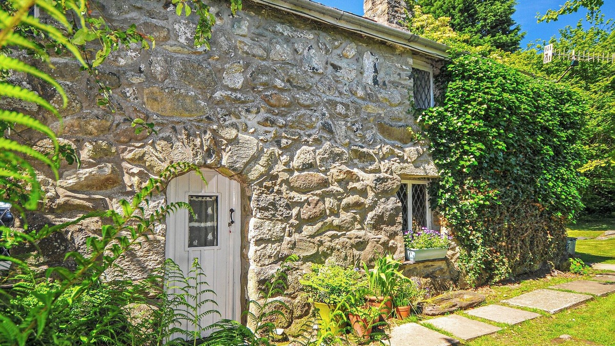 Garndolbenmaen Cottage | 2 bedroom accommodation in Garndolbenmaen, near Porthmadog
